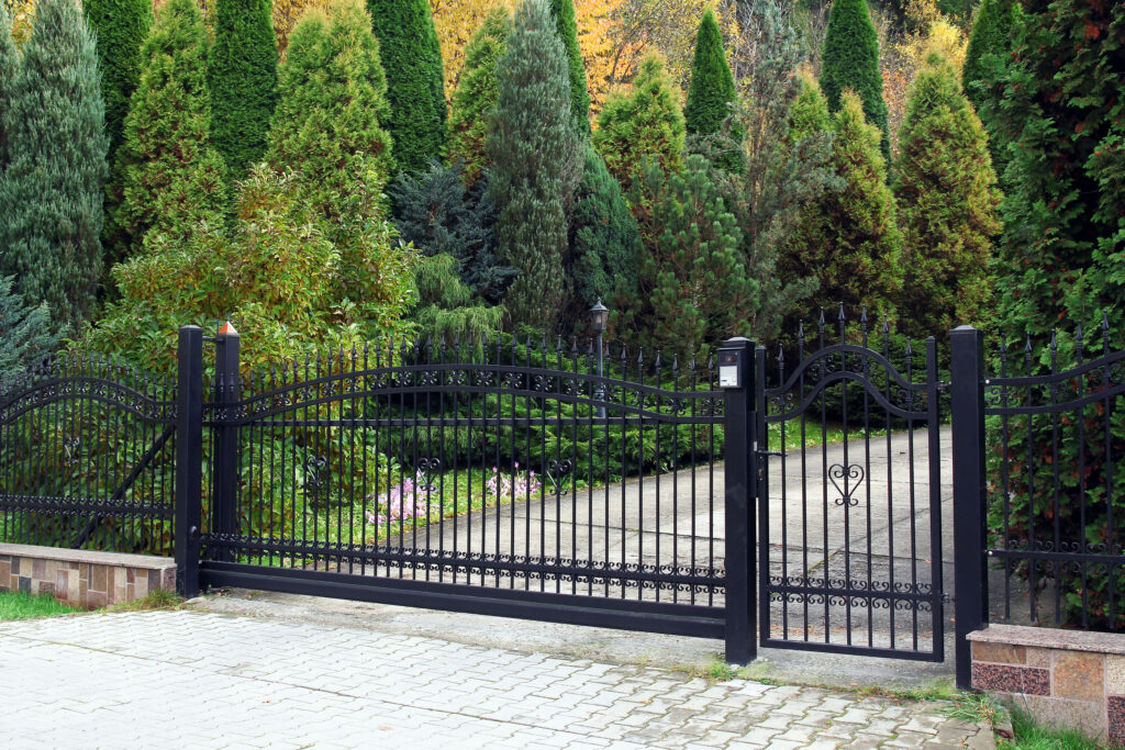 4 Reasons to Hire a Professional Gate Contractor